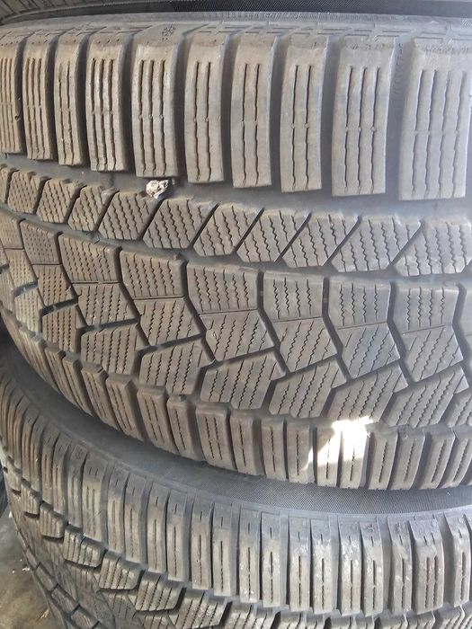 275/40R22 Continental