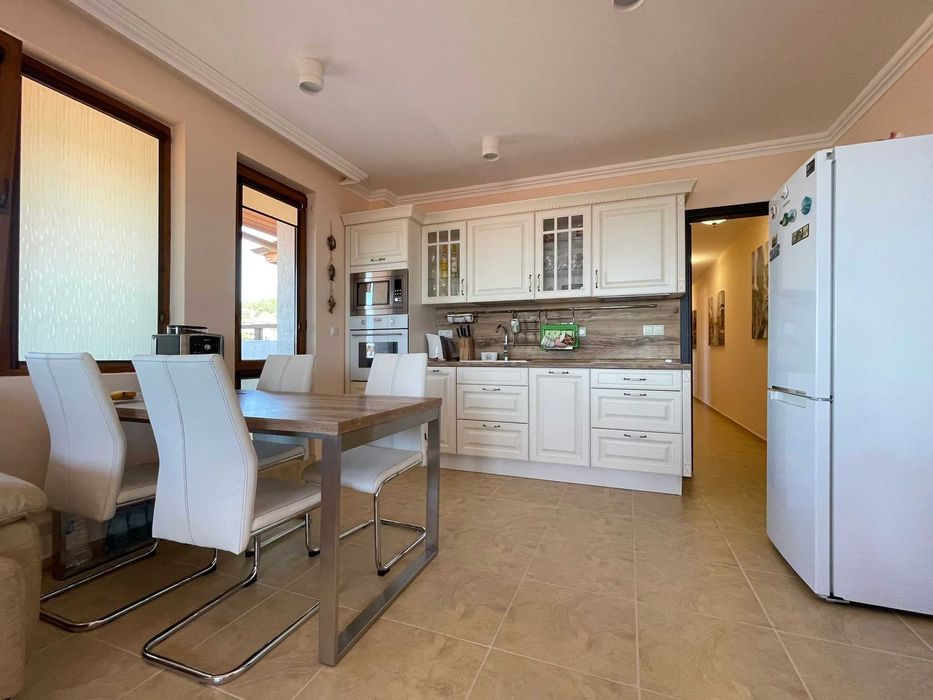 Четиристаен апартамент над яхтено пристанище, Гледка море, Втора линия