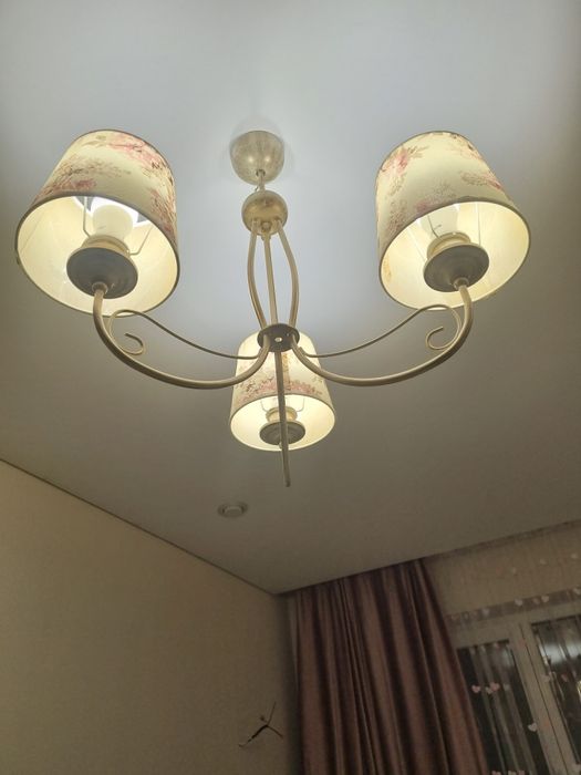 Продам 3хрожковую люстру