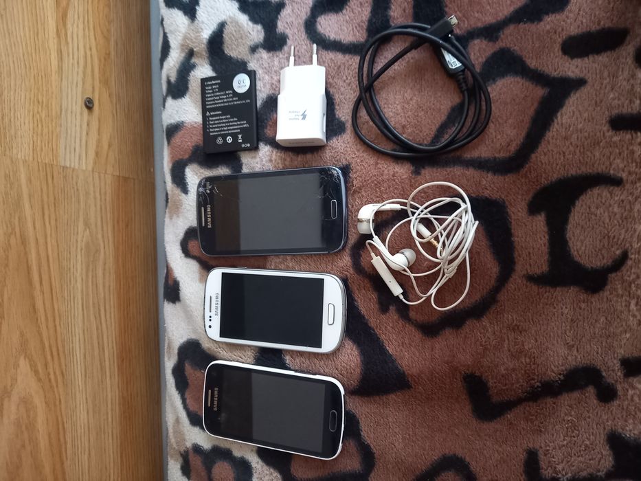 Телефони SAMSUNG 3 броя
