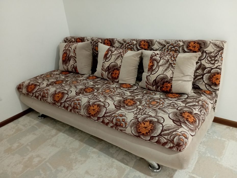 Стол 6 стулья, диван, угловой шкаф с письменным столом. Левый берег