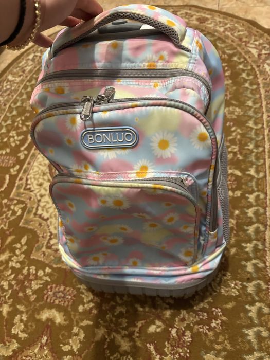 vând ghiozdan  150 lei