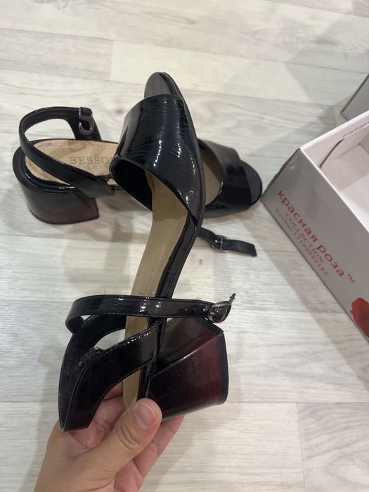 Продам босоножку