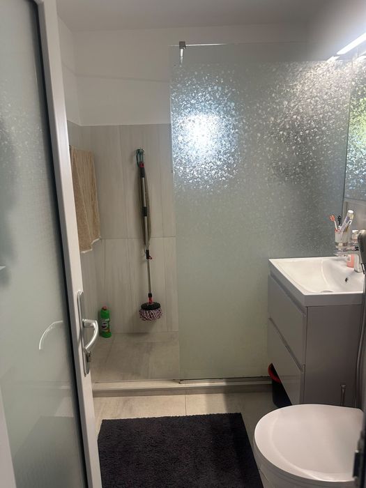 Vând apartament cu 2 camere decomandat, situat pe Strada Soveja