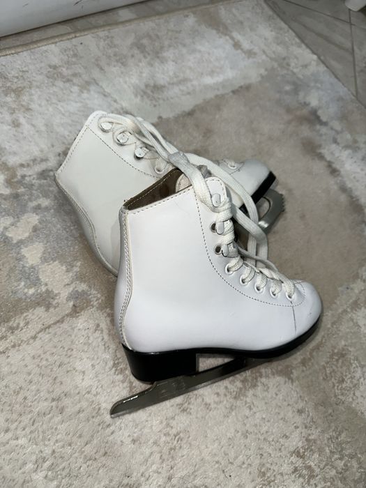 Продам детские коньки на 3-4г