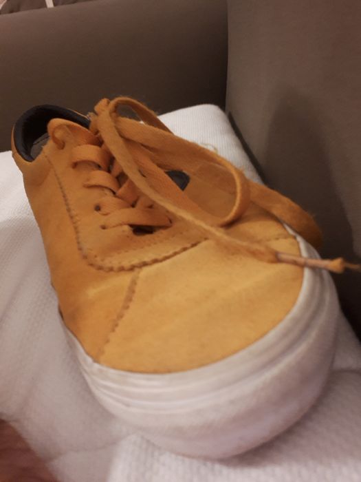Vans galbeni purtati de cateca ori