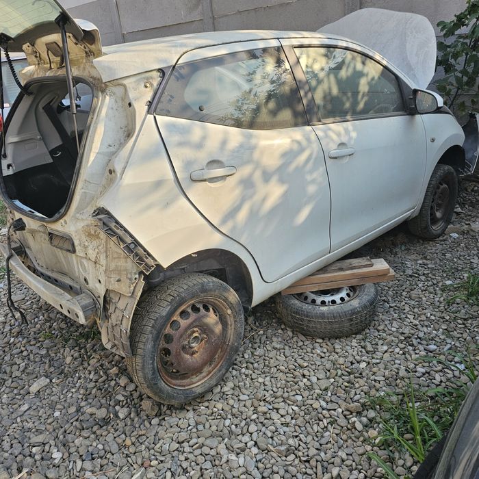 Dezmembrez toyota aygo  motor 1000 e 6
