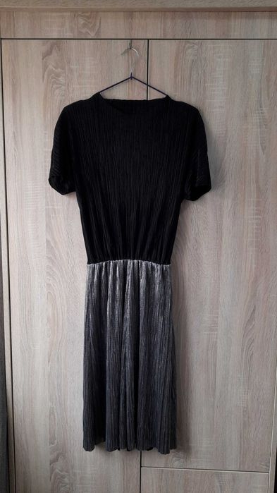 Vand rochie marimea M/38! Model fara tiv cusut.Detalii in privat!