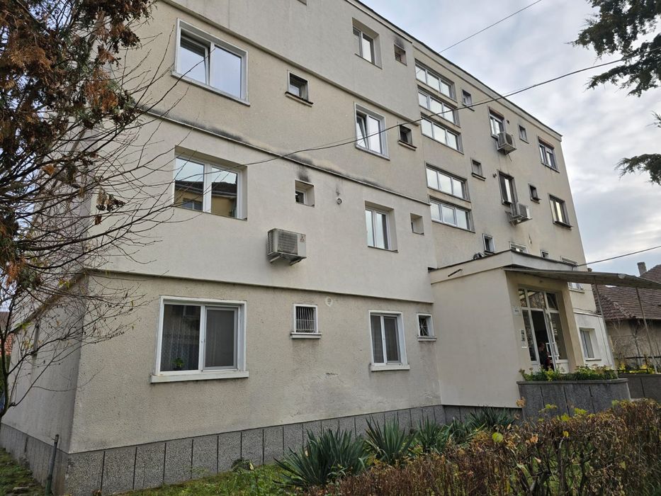 Proprietar vând apartament decomandat 3 camere 90 mp Brad zona Spital