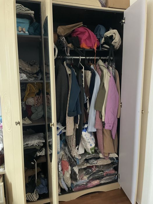 Продам шкаф трехдверный с зеркалом