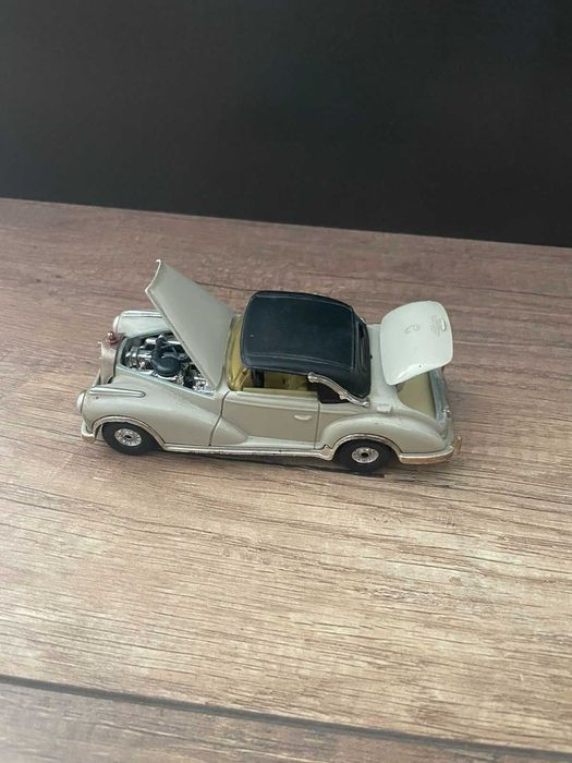 Стар модел на mercedes 3000 на Corgi  произведен във Великобритания