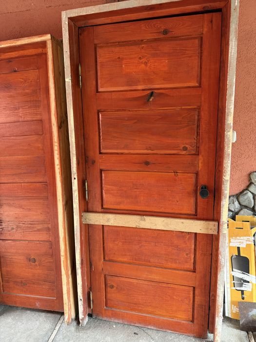 Usi din lemn de brad masiv