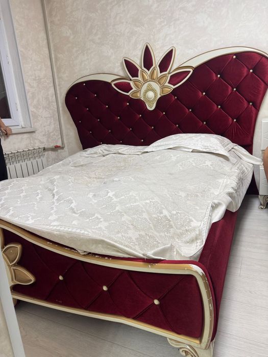 Кровать без матраса