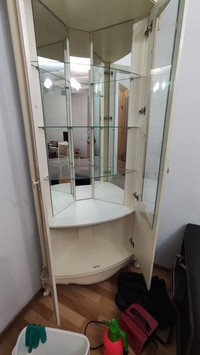 Продам угловые витрины для гостиной