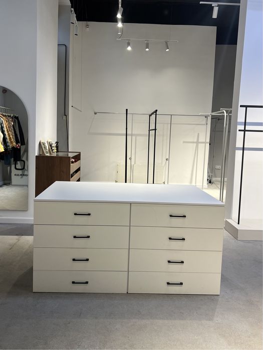 Стол с ящиками в белрм цвете