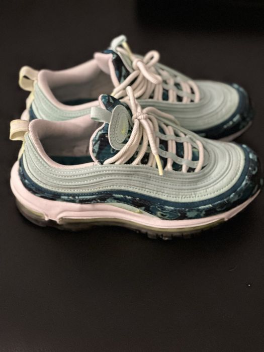 Продам женские кроссовки