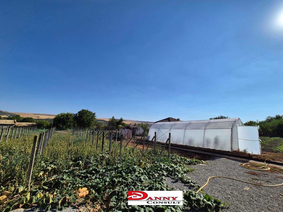 Къща с 5800 кв.м. двор в с. Климентово, обл. В.Търново