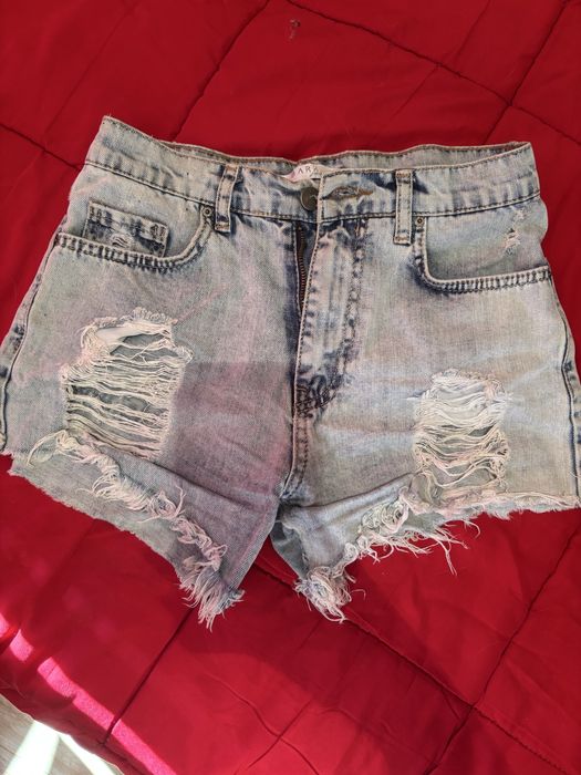 Къси накъсани дънки