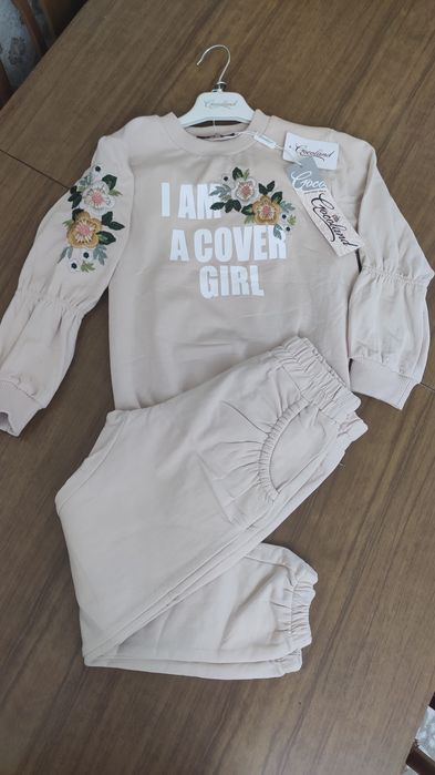 Костюм спортивного стиля с вышивкой