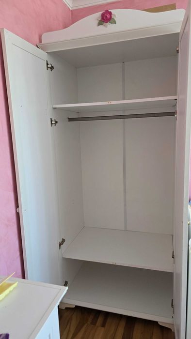 Продавам детско обзавеждане – цял комплект мебели за детска стая.