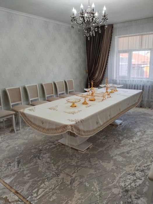 Стол и стулья для гостинной