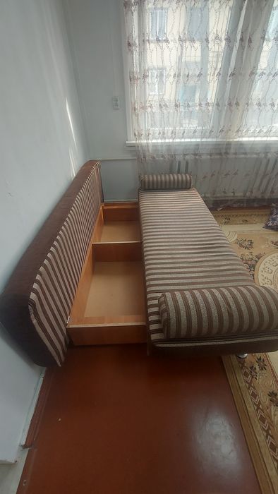 Тахта для гостиной и холодильник