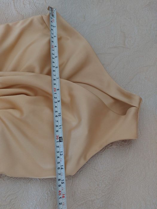 Златиста рокля от сатен