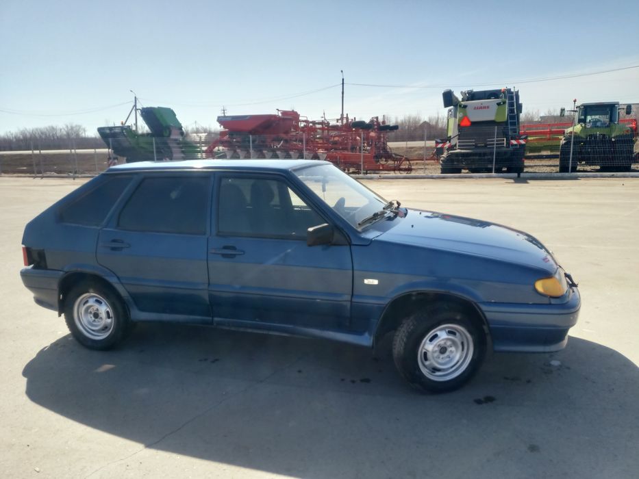 Машина ВАЗ 2114.