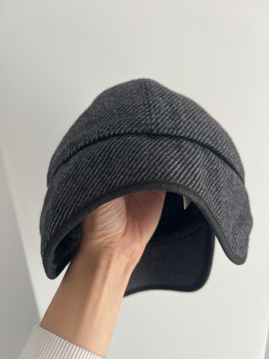 Lerros Шапка с козирка е от естествена вълна.