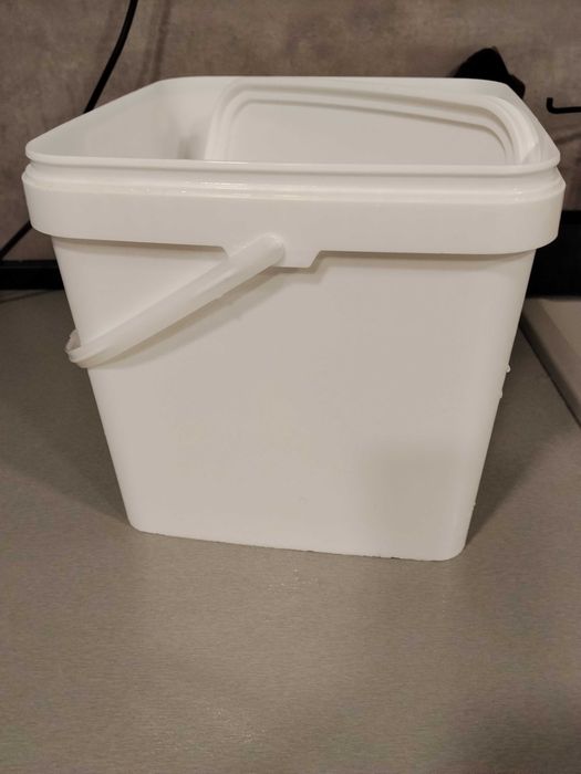 Пластмасови кофи