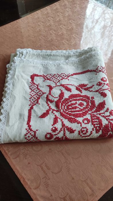 Покривка за маса с ръчна бродерия и с дантелена гарнитура на една кука