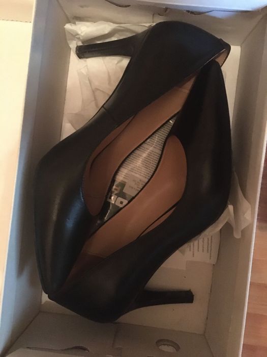класически черни кожени обувки с ток 38 номер