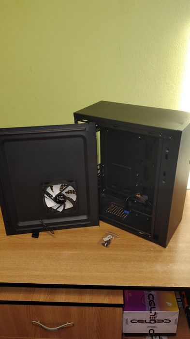 Carcasă PC cu accesorii incluse