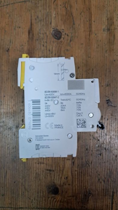 Триполюсни автоматични прекъсвачи  Шнайдер