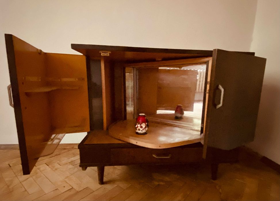 Ретро шкаф за телевизор с въртящо се барче с огледало от 60-те години