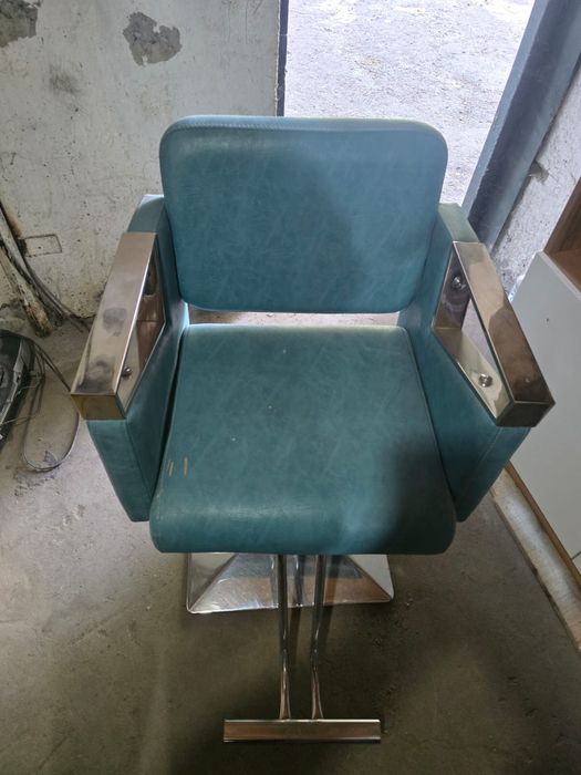 Продам парикмахерское кресло