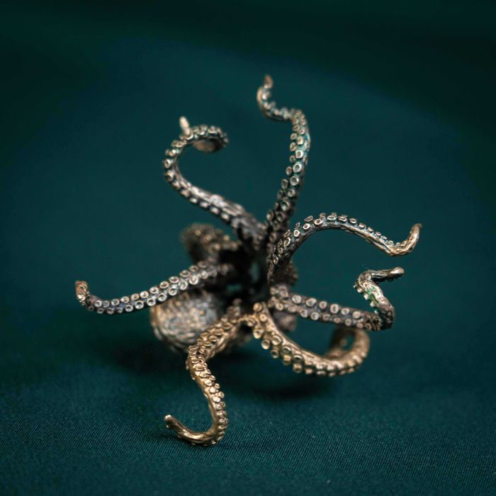 Серебряная статуэтка осьминога