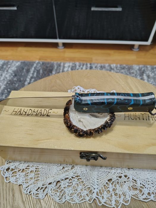 Cuțit lucrat manual