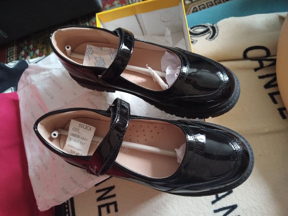 Продам новые лоферы для девочки 36 размер.