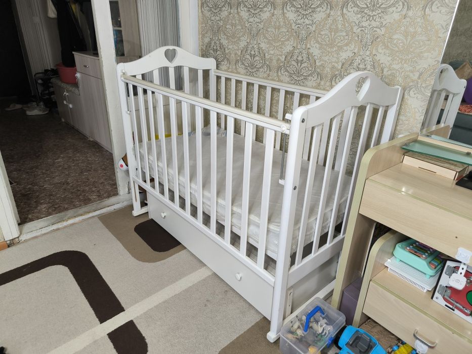 Продам детскую кроватку с матрасом