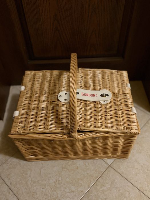 Чисто нова кошница за пикник за 4-ма
