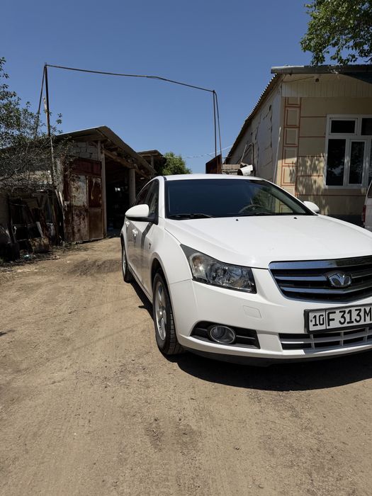 Lacetti Cruze sotiladi.