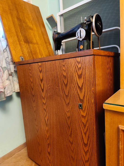 Крачна руска шевна машина.Цената подлежи на коментар.