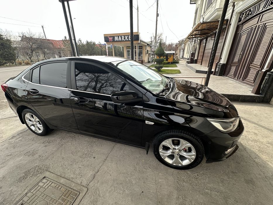 Chevrolet Onix Premier - 1 хозяин в идеальном состоянии срочно