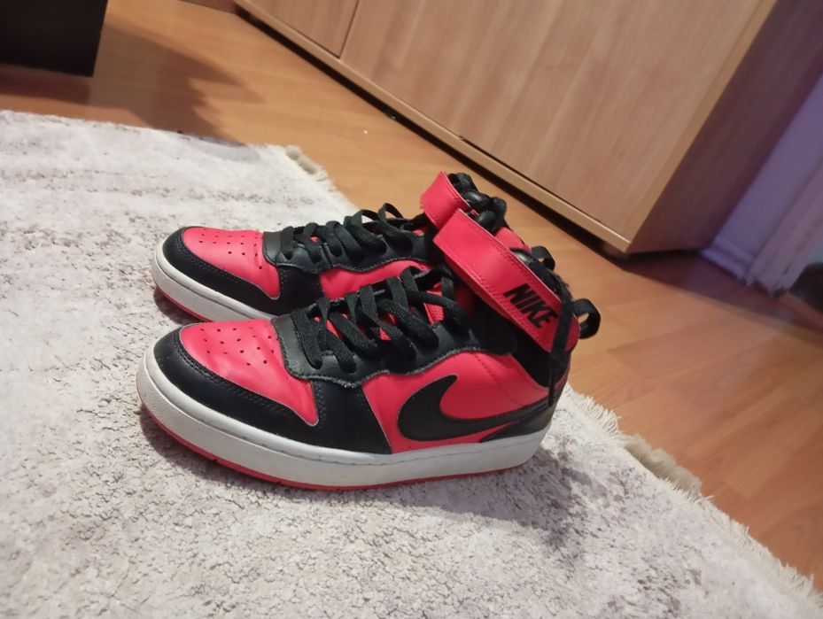 Adidași Nike înalți roșu și negru mărimea 38,5