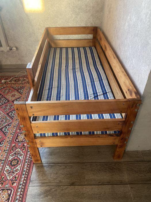 кровать с матрасом