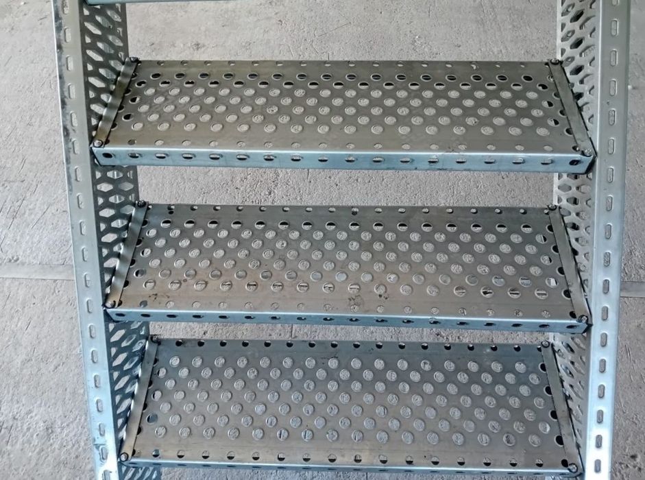 Vând scarii metalice zincate
