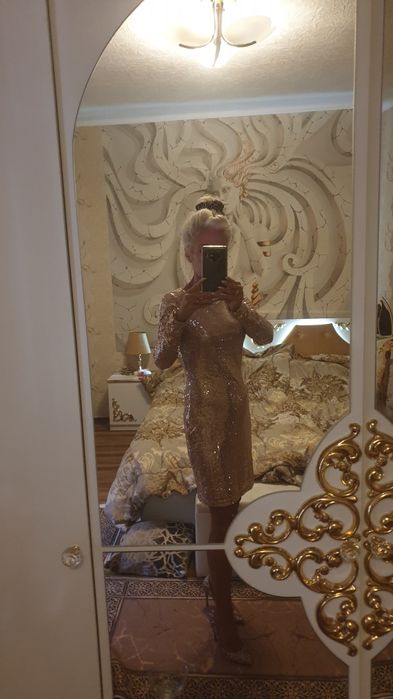 Нови луксозни парти рокли с етикет .