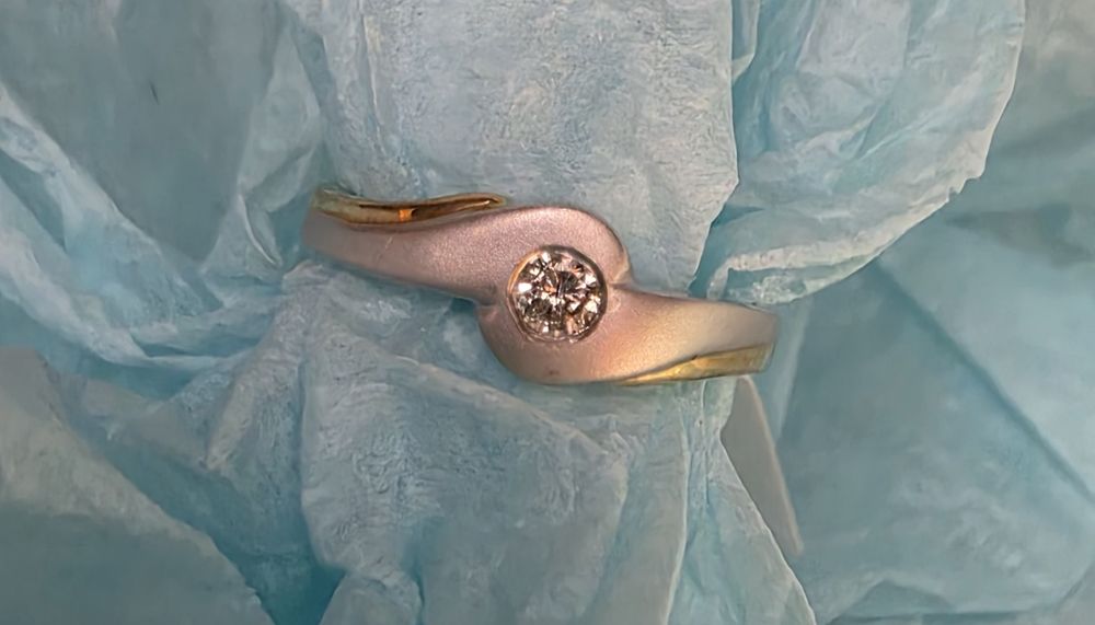 Продам элегантное кольцо