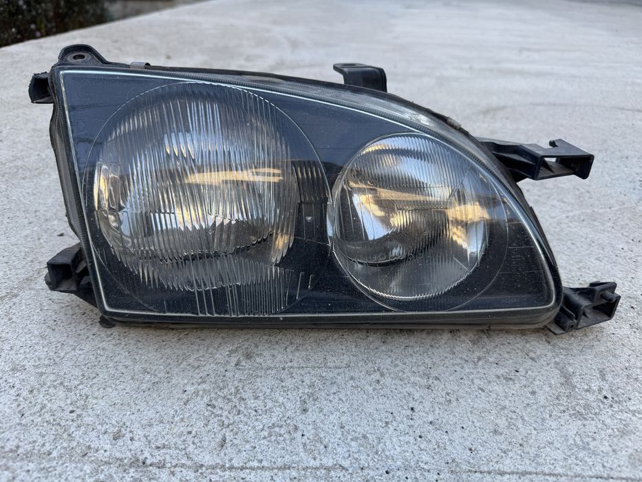 Десен фар за Toyota Avensis T220